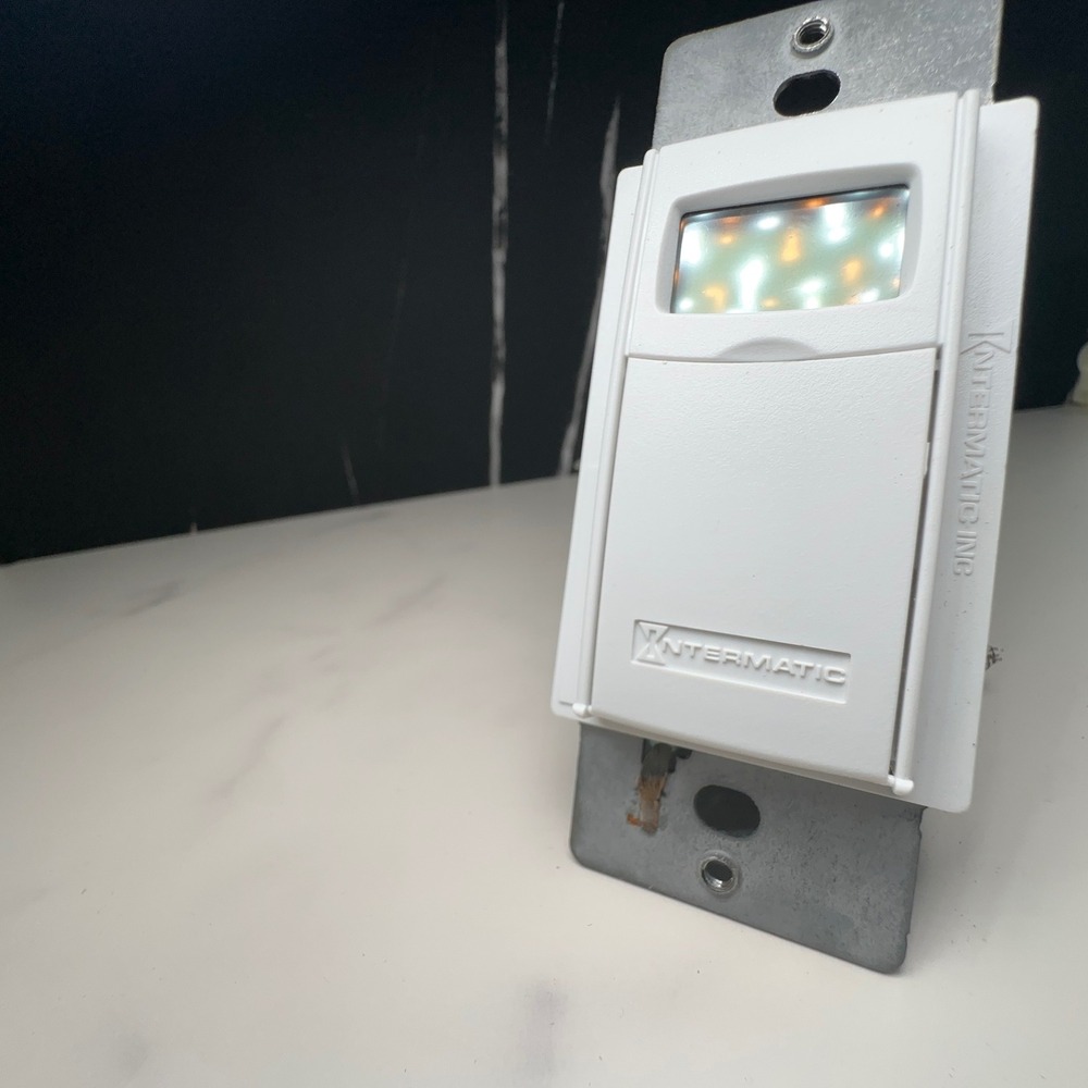 Intermatic Wall Timer ST01 Switch Digital 7 Day Program 120-277 VAC, 15A, White‎